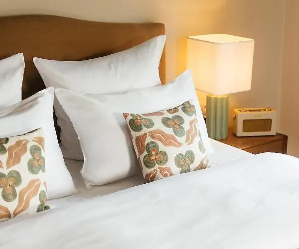 Flora - A Scene For Seasons Willa